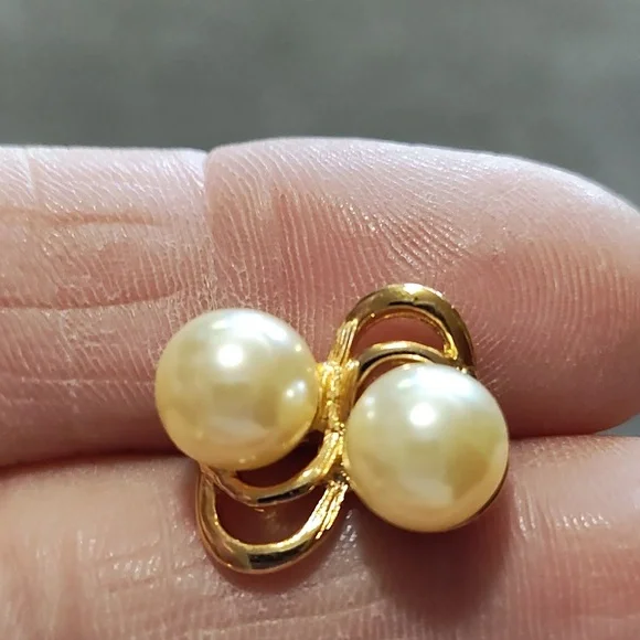 VINTAGE GOLD-TONE IVORY FAUX DOUBLE PEARL STUD .5" EARRINGS - Picture 6 of 8